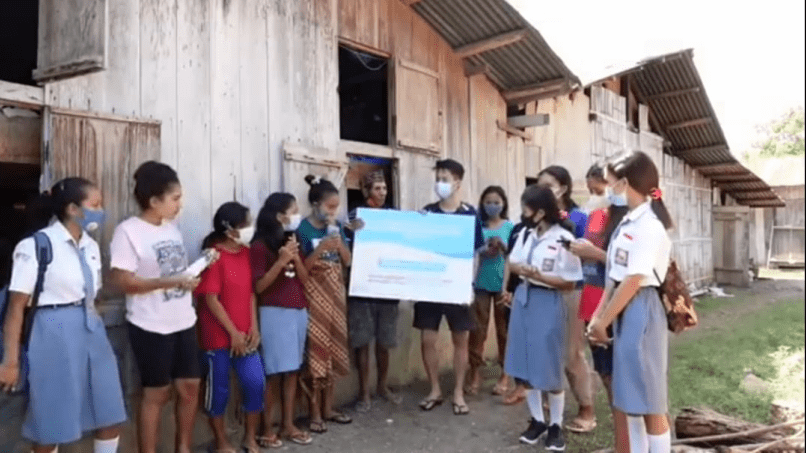 Aksi-sosial-leonardo-edwin-membantu-anak-anak-sekolah-di-NTT